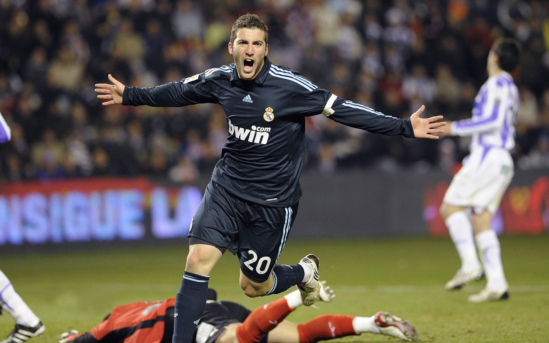 前NBA球员怀特塞德更新社媒晒照，定位显示已抵达上海，怀特塞德效力过的球队